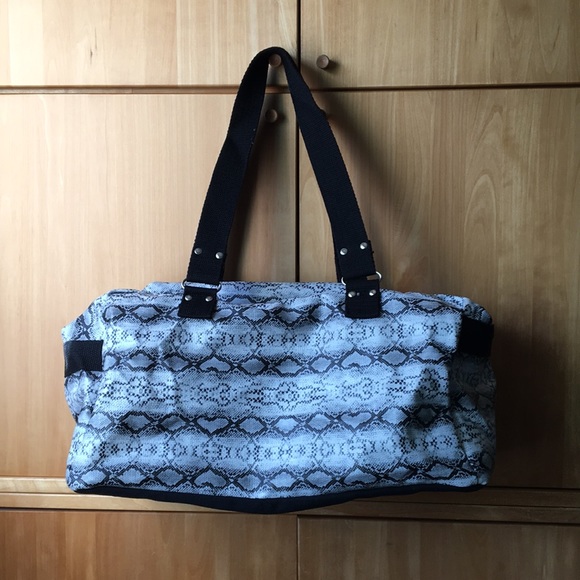 Black and white snakeskin print duffle bag - Picture 2 of 2
